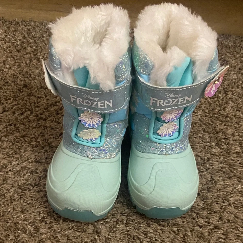 Frozen Themed Toddler Snow Boots that Light up! - Picture 2 of 10